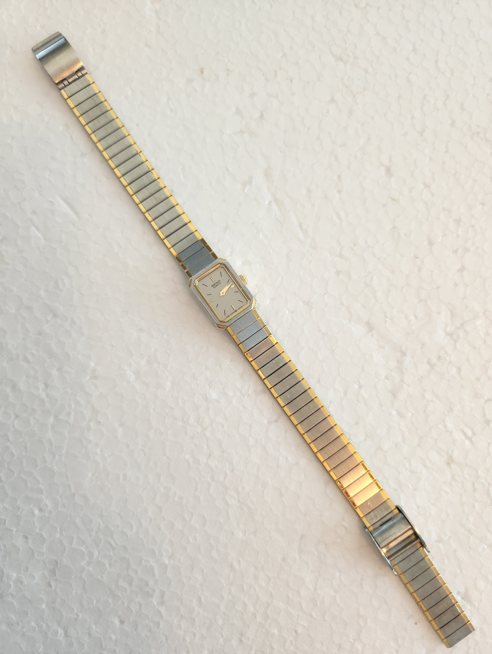 Vintage Seiko 1E20 5520 Gold and Silver Rectangular Tiny Quartz Watch - Picture 3 of 12